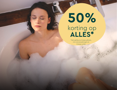 Vrouw in bad met ogen dicht 50% korting op ALLES*